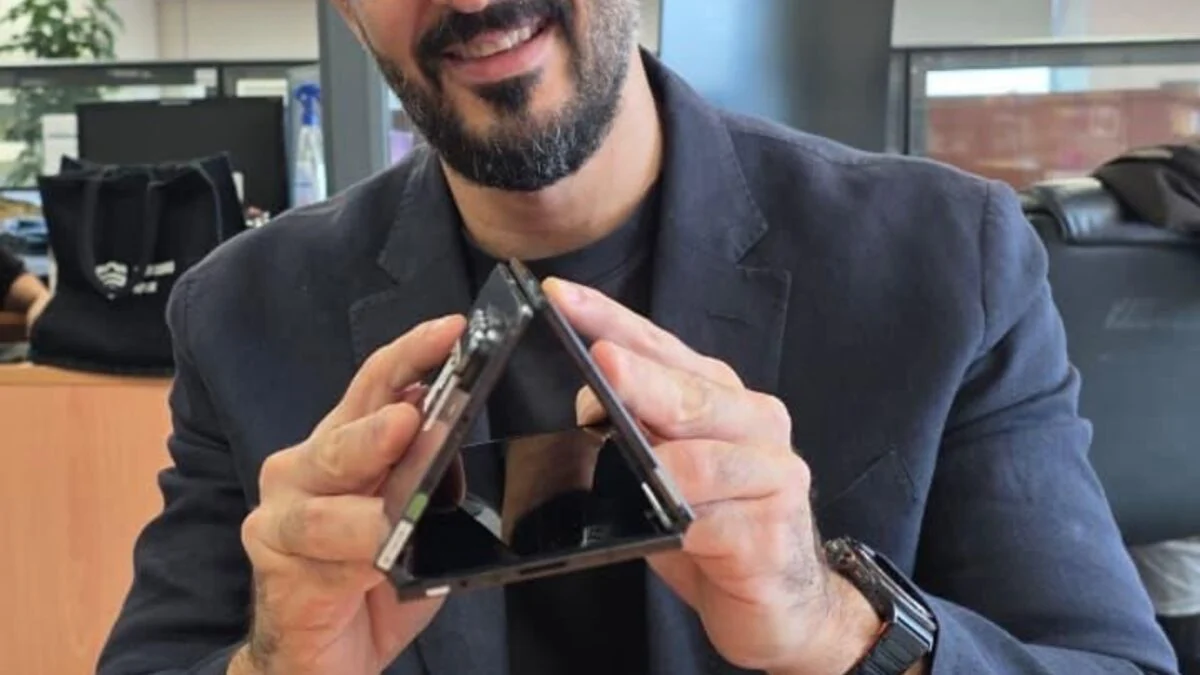 Ωχ! Ένα πρωτότυπο Galaxy Z TriFold δείχνει τέσσερις πίσω κάμερες Ωχ! Ένα πρωτότυπο Galaxy Z TriFold δείχνει τέσσερις πίσω κάμερες