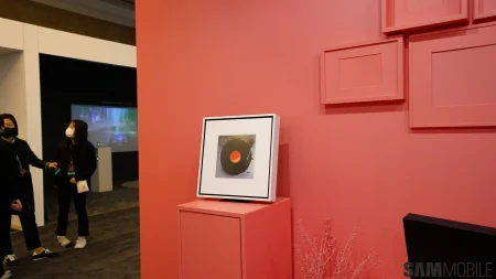 3 μέρες μέχρι τα Χριστούγεννα: Η Samsung έφτιαξε μια κορνίζα που δεν μπορεί να είναι βαρετή