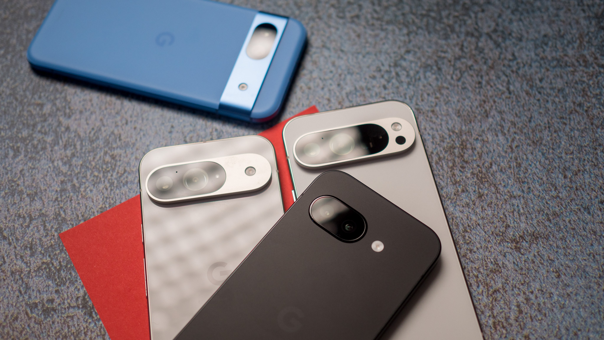 Νησί κάμερας Google Pixel 9a δίπλα στα Pixel 9, 9 Pro και 8a