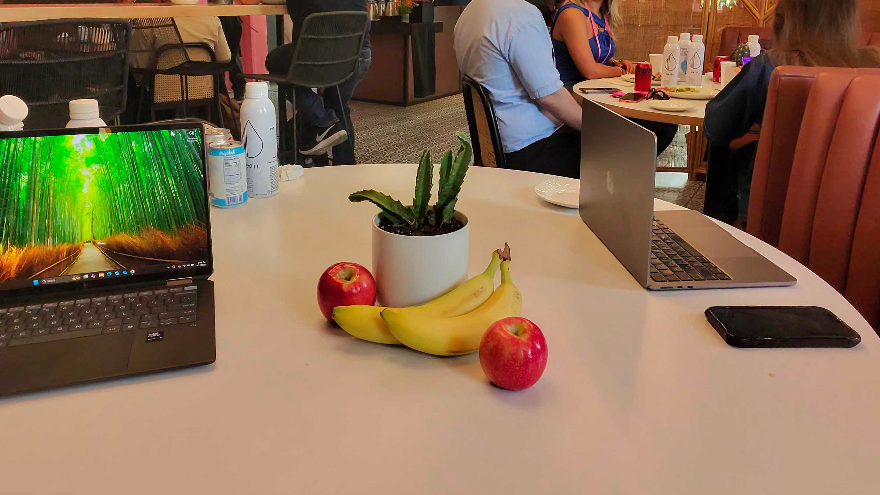 Δείγμα φωτογραφικής μηχανής Ray-Ban Meta (Gen 2) με φρούτα σε τραπέζι