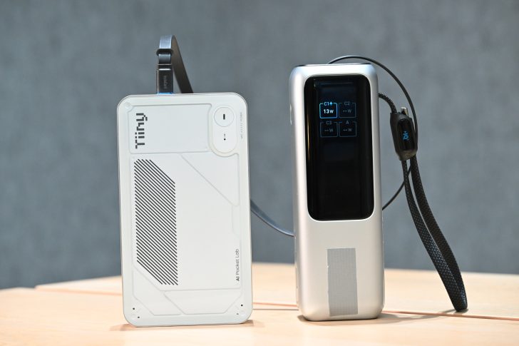 Γνωρίστε τον μικρότερο «υπερυπολογιστή» στον κόσμο από την Tiiny AI. Ένα μηχάνημα αρκετά τολμηρό για να τρέχει 120B μοντέλα AI ακριβώς στην παλάμη του χεριού σας Μια συσκευή Tinky AI Pocket Lab συνδεδεμένη με ένα ασημί gadget που εμφανίζει το 'C1* 13W' στην οθόνη του.