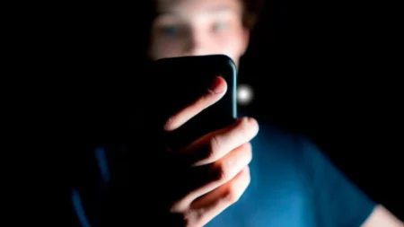 Συναγερμός στη Βρετανία: Η Apple και η Google Μπαίνουν σε Σπίτια για να Σαρώσουν Γυμνές Φωτογραφίες!