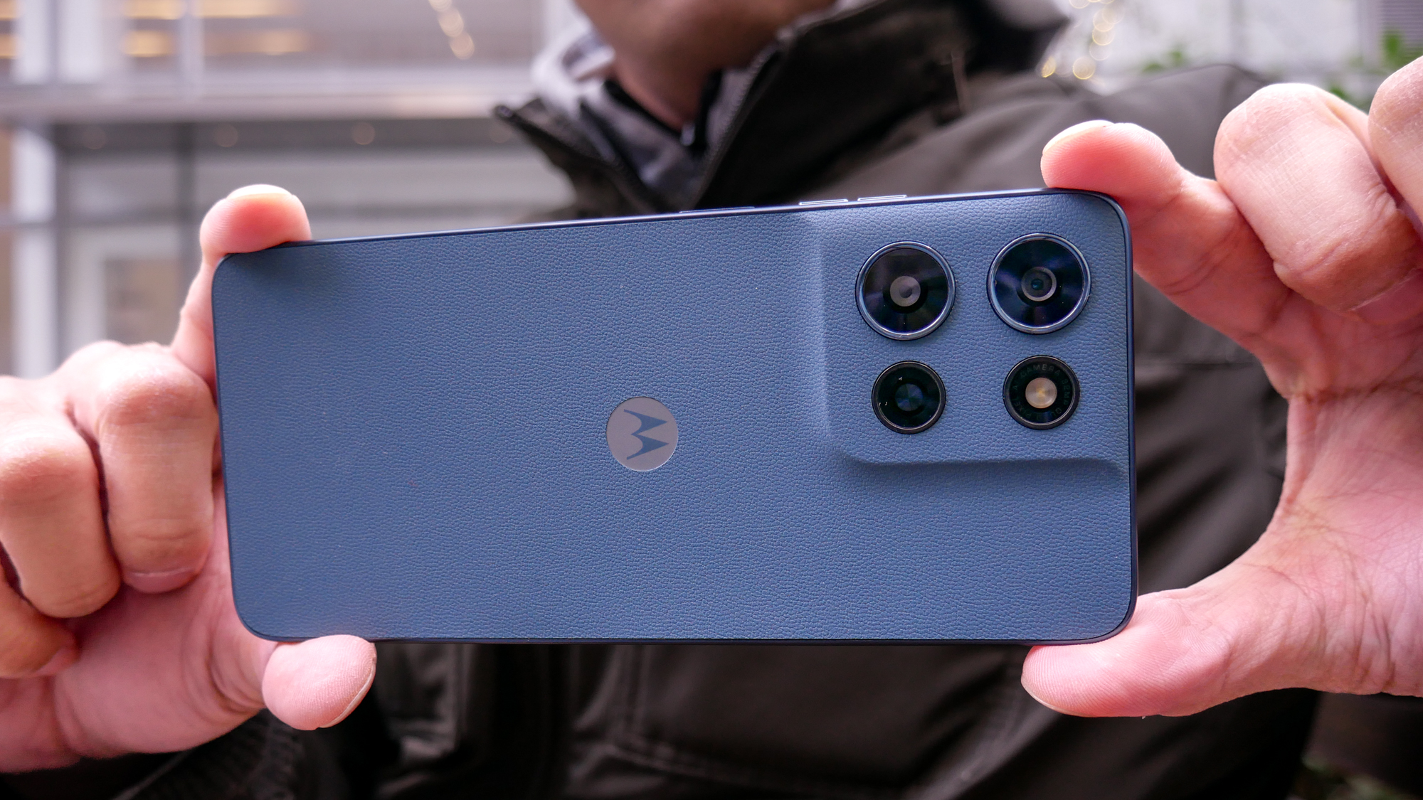 Motorola Moto G Play (2026): Ένα Φθηνό Smartphone που Σίγουρα Δεν Θέλεις! Το Motorola Moto G Play (2026) κρατιέται στο χέρι για να τραβήξετε μια φωτογραφία.