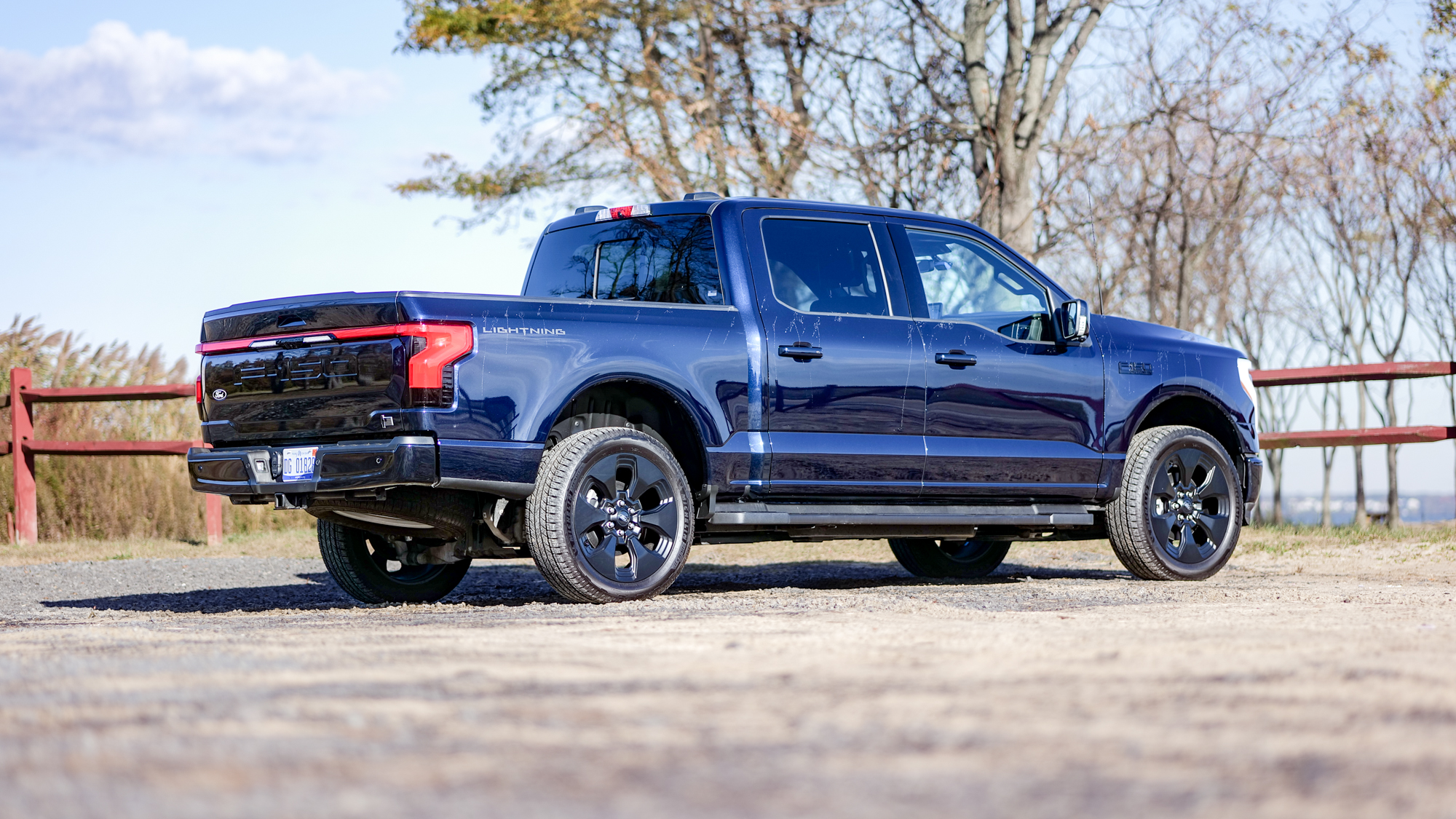 Δοκίμασα το Ford F-150 Lightning για μια εβδομάδα – Αυτό το αμιγώς ηλεκτρικό pickup θα σας αφήσει άφωνους! 2025 Ford F-150 Lightning πλαϊνή όψη.