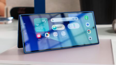 Η Samsung μπορεί ήδη να ετοιμάζει ένα αναδιπλούμενο με ευρεία οθόνη για να ανταγωνιστεί το πρώτο πτυσσόμενο της Apple
