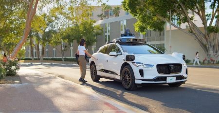 Το Waymo έχει 450.000 εβδομαδιαίες βόλτες με ρομποτάξι