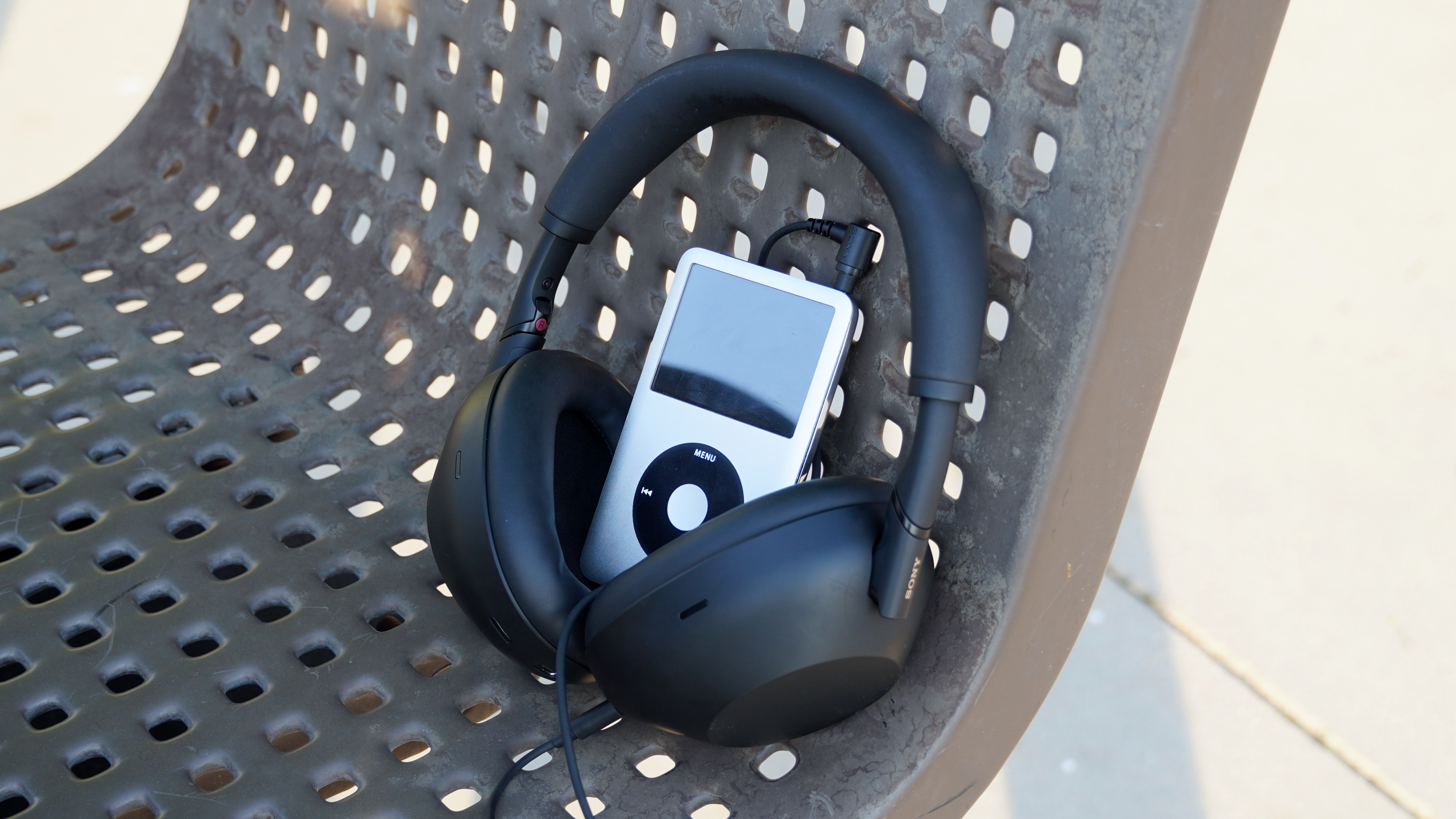 Το Sonos Ace σε λευκό δίπλα στο Sony WH-1000XM6 σε μαύρο.