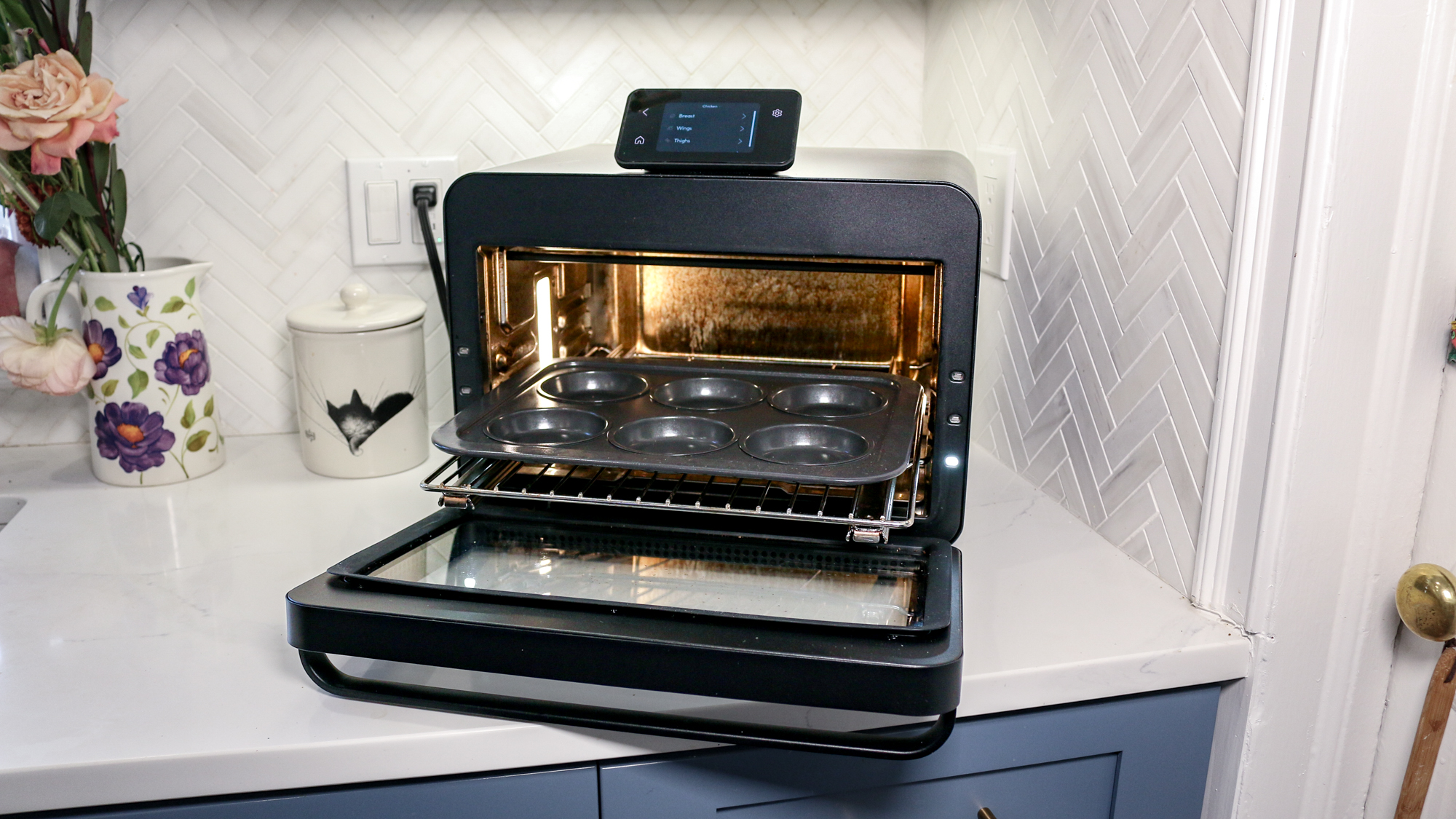 «Ανακαλύψτε τον ChefIQ MiniOven: Η Ανατρεπτική Κριτική του Τομ που Αλλάζει τα Πάντα στη Μαγειρική!» Μίνι Φούρνος CHEF iQ σε πάγκο κουζίνας