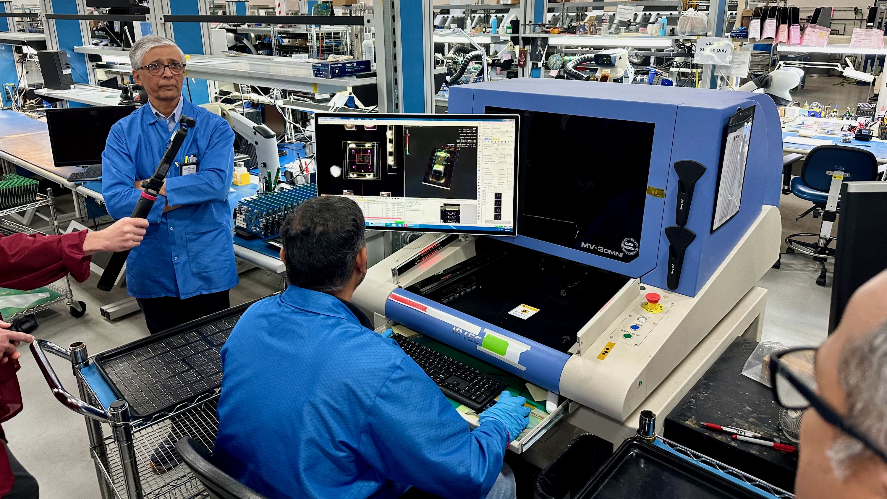 Tech Talk: Δείτε γιατί το επόμενο τηλέφωνό σας θα κοστίζει περισσότερο και γιατί τα οικονομικά τηλέφωνα μπορεί να πληγούν περισσότερο Ένας εργάτης στο εργοστάσιο Ultrahuman κάθεται σε ένα σταθμό για να εξετάσει τα εξωτερικά εξαρτήματα ενός Ring Air για ελαττώματα.