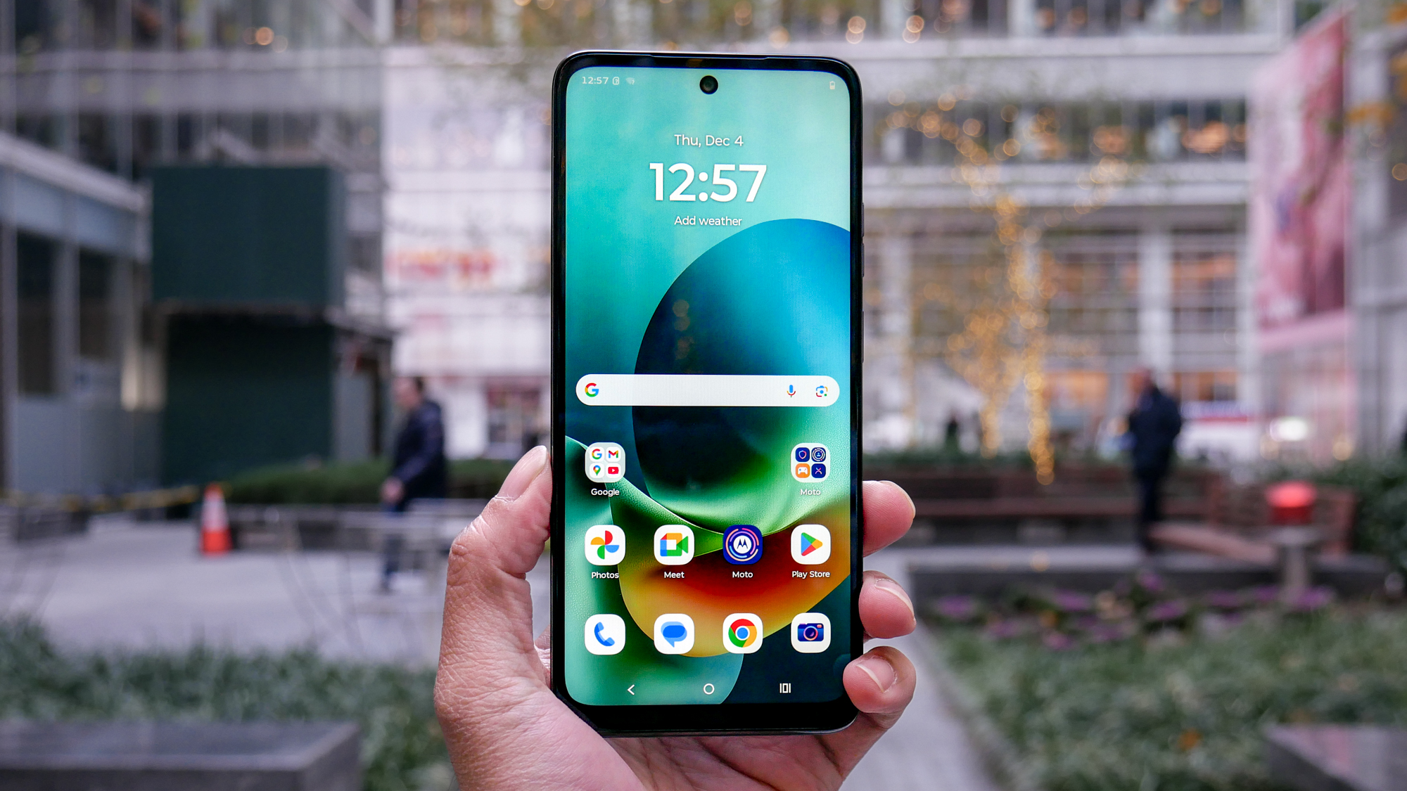 Motorola Moto G Play (2026): Ένα Φθηνό Smartphone που Σίγουρα Δεν Θέλεις! Motorola Moto G Play (2026) κρατημένο στο χέρι.