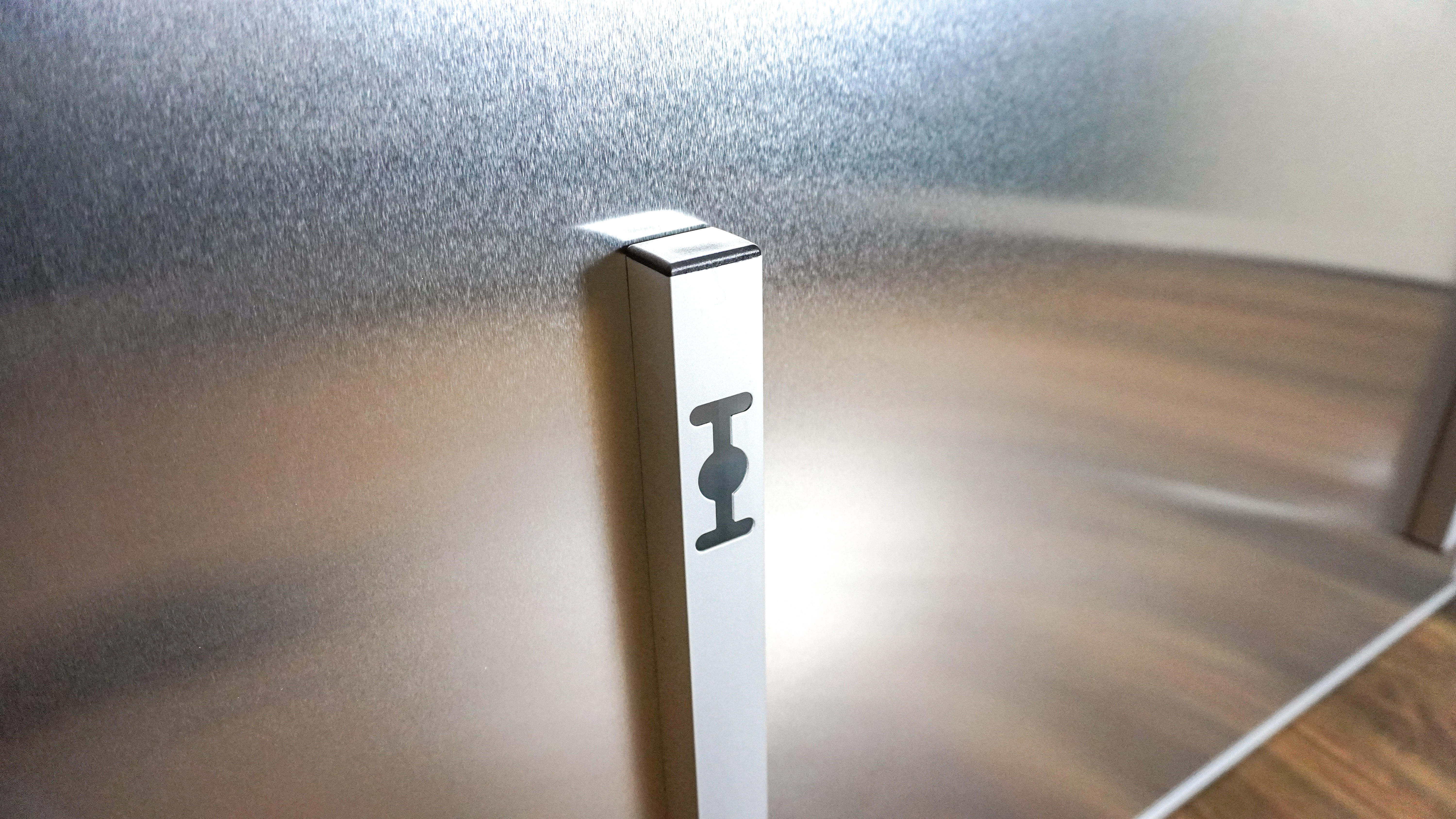 Μια κοντινή λήψη των οπών στερέωσης στο πίσω μέρος του θερμαντήρα υπερύθρων Boldr Kelvin