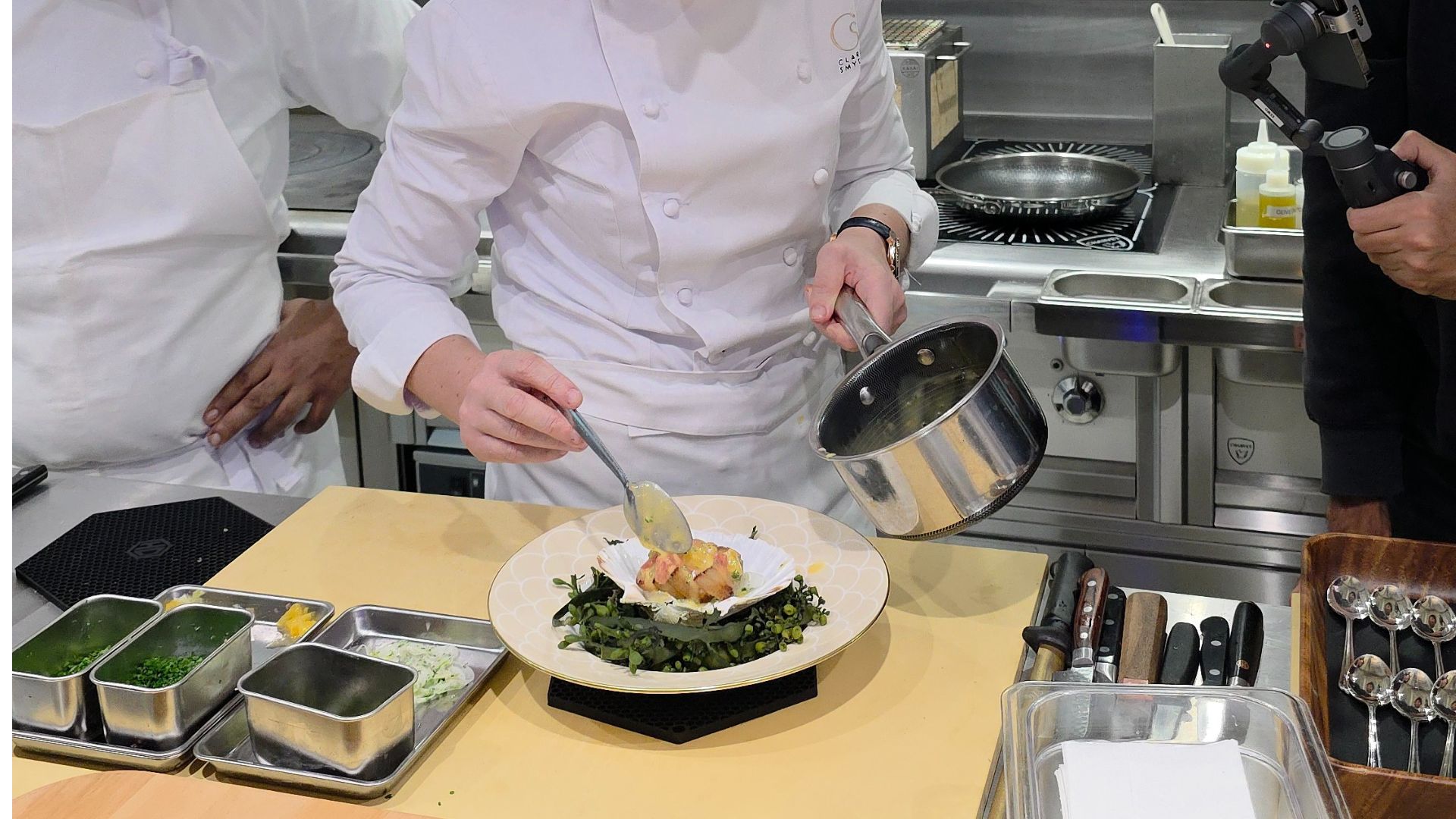 Η Clare Smyth Corenucopia προσθέτει σάλτσα σε ένα χτένι