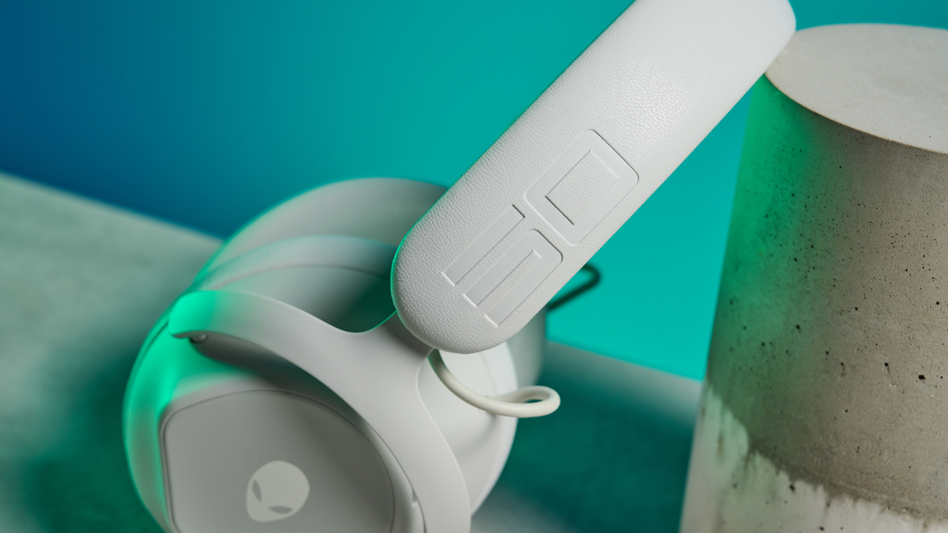 Ανακαλύψτε το Alienware Pro Wireless Gaming Headset: Το πιο Άνετο Αυτί για Gaming που Έχετε Δοκιμάσει Ποτέ! A lunar light white Alienware Pro Wireless Gaming Headset