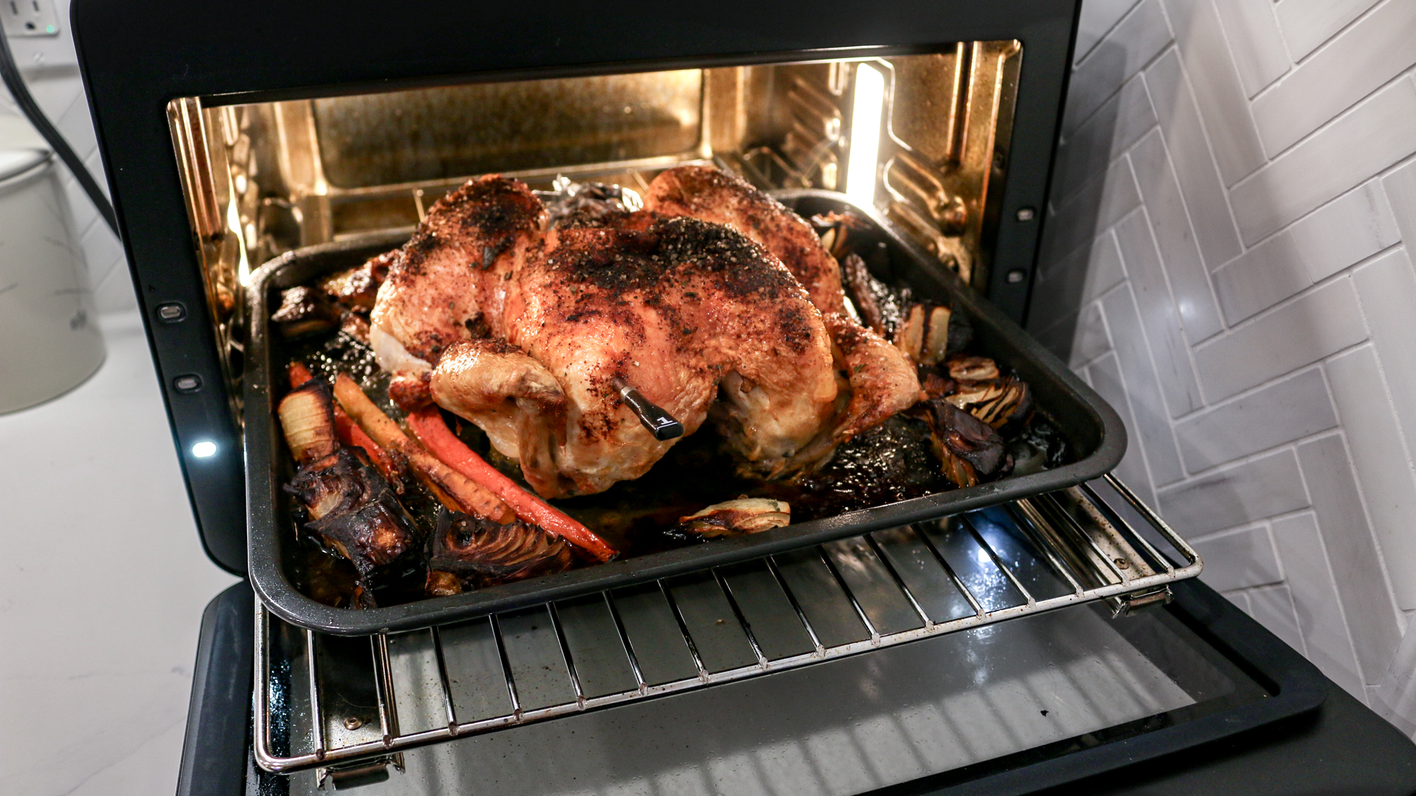 «Ανακαλύψτε τον ChefIQ MiniOven: Η Ανατρεπτική Κριτική του Τομ που Αλλάζει τα Πάντα στη Μαγειρική!» Μίνι Φούρνος CHEF iQ σε πάγκο κουζίνας