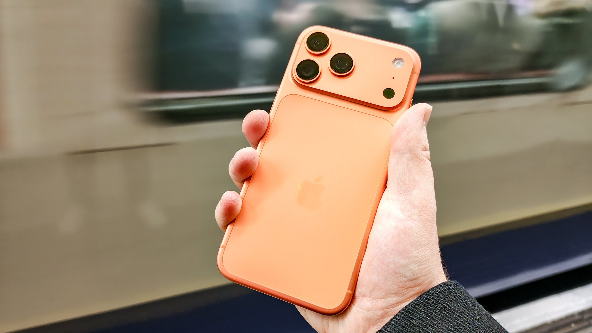 iPhone 17 Pro Max μπροστά από ένα κινούμενο τρένο του μετρό του Λονδίνου