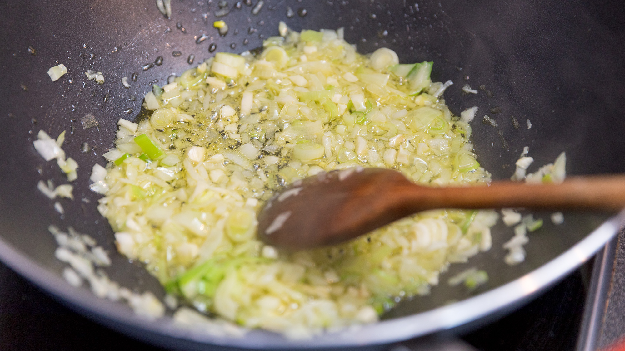 «Είστε 'τυφλοί στη μύτη'; Ανακαλύψτε τις 5 καθημερινές μυρωδιές που αποκαλύπτουν τα πάντα στους καλεσμένους σας!» Τηγανίζοντας κρεμμύδια στο τηγάνι