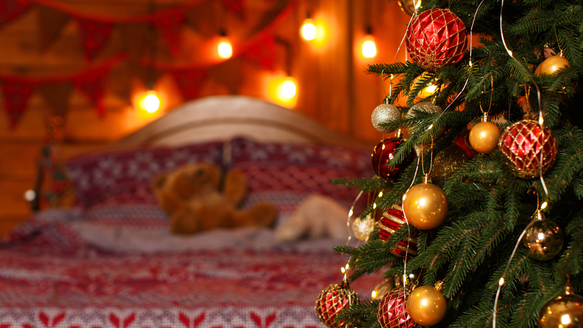 «Ανακαλύψτε τις Χριστουγεννιάτικες Διακοσμήσεις Κρεβατοκάμαρας: Ποιες Φτιάχνουν τον Ιδανικό Ύπνο και Ποιες τον Καταστρέφουν!» Χριστουγεννιάτικα στολίδια και ένα δέντρο στην κρεβατοκάμαρα