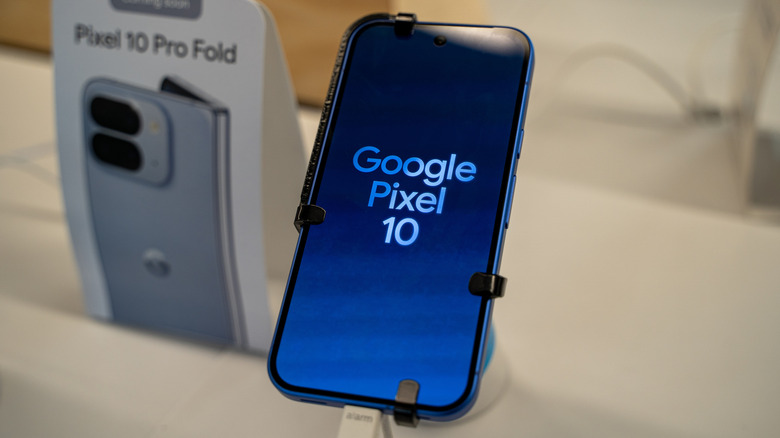google pixel 10 σε μια βάση ασφαλείας σε ένα κατάστημα smartphone