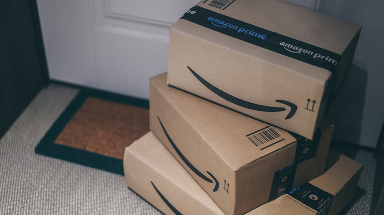 Κουτιά Amazon έξω από μια πόρτα