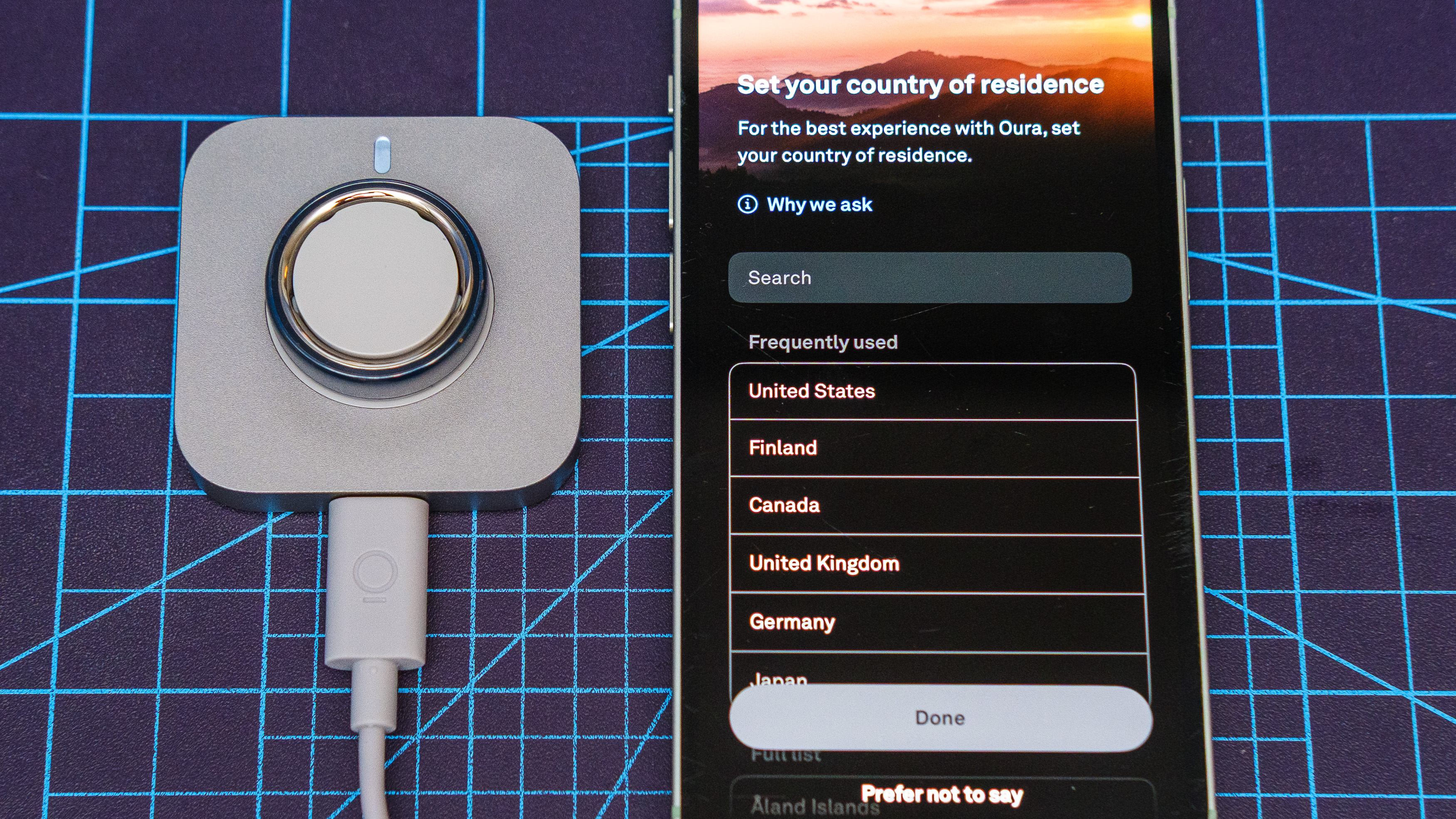 Oura Ring 4 Κεραμικό κοντινό πλάνο που δείχνει τη διαδικασία εγκατάστασης και σύζευξης χρησιμοποιώντας ένα iPhone