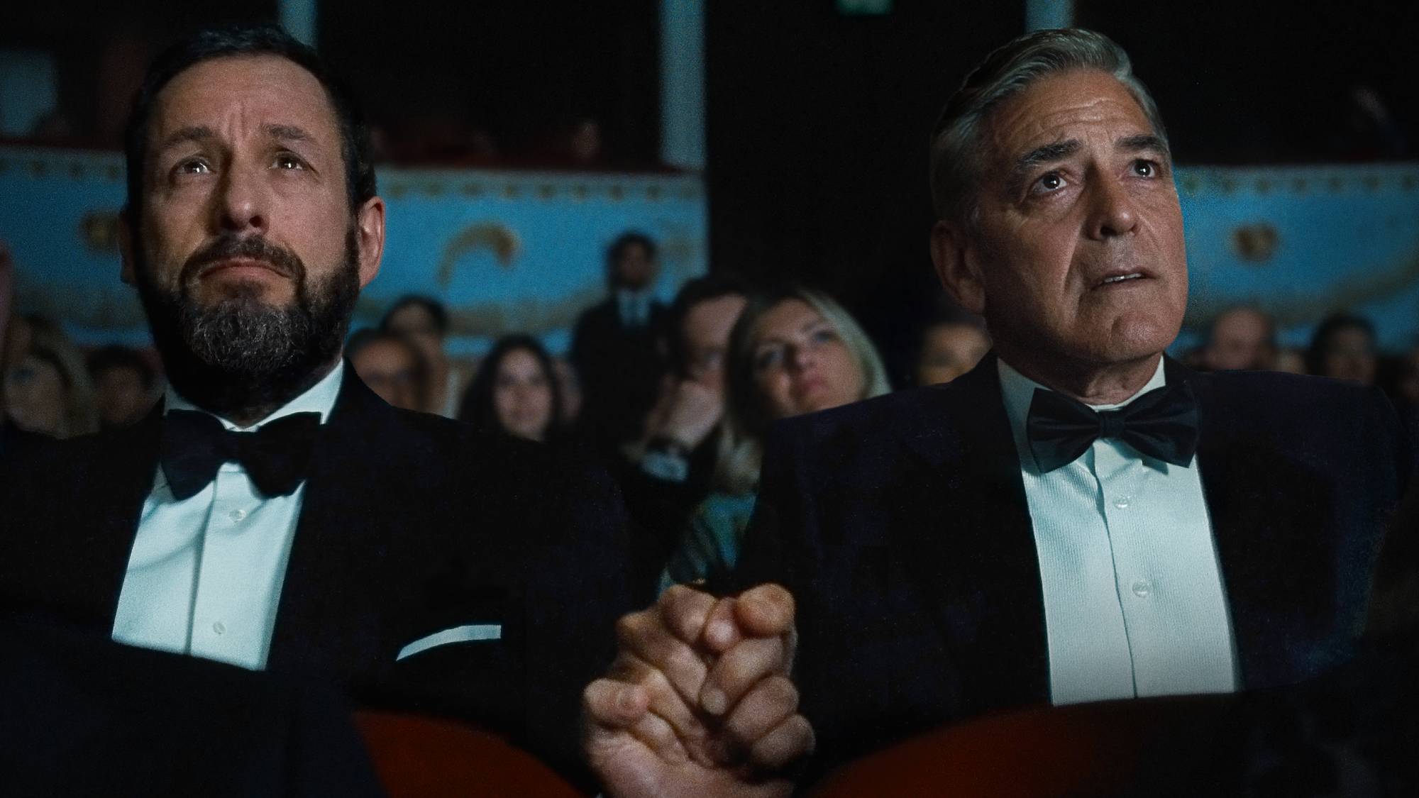 Αυτή η νέα κωμωδία-δράμα του Netflix είναι η καλύτερη ταινία του Τζορτζ Κλούνεϊ εδώ και 10 χρόνια - και το τέλος θα σας συγκλονίσει! (LR) Adam Sandler ως Ron Sukenick και George Clooney ως Jay Kelly "Τζέι Κέλι"