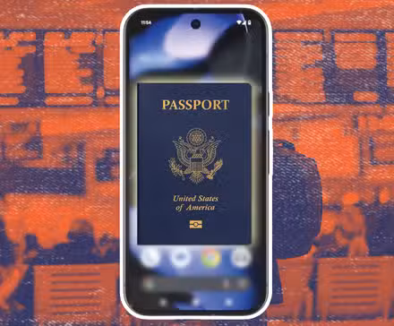 Ένα τηλέφωνο Android με ένα αμερικανικό διαβατήριο στην κορυφή της οθόνης με ένα θολό φόντο μιας περιοχής αναμονής σε ένα τερματικό σε ένα αεροδρόμιο