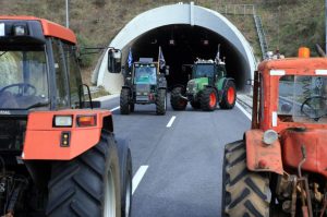 «Συναγερμός στα Τέμπη: Αγρότες Κλείνουν τις Σήραγγες και Δημιουργούν Χαμό!»