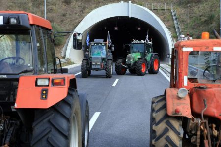 «Συναγερμός στα Τέμπη: Αγρότες Κλείνουν τις Σήραγγες και Δημιουργούν Χαμό!»