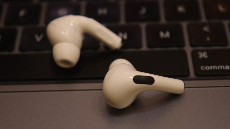 Ασύρματα ακουστικά AirPods Pro πάνω από ένα MacBook.