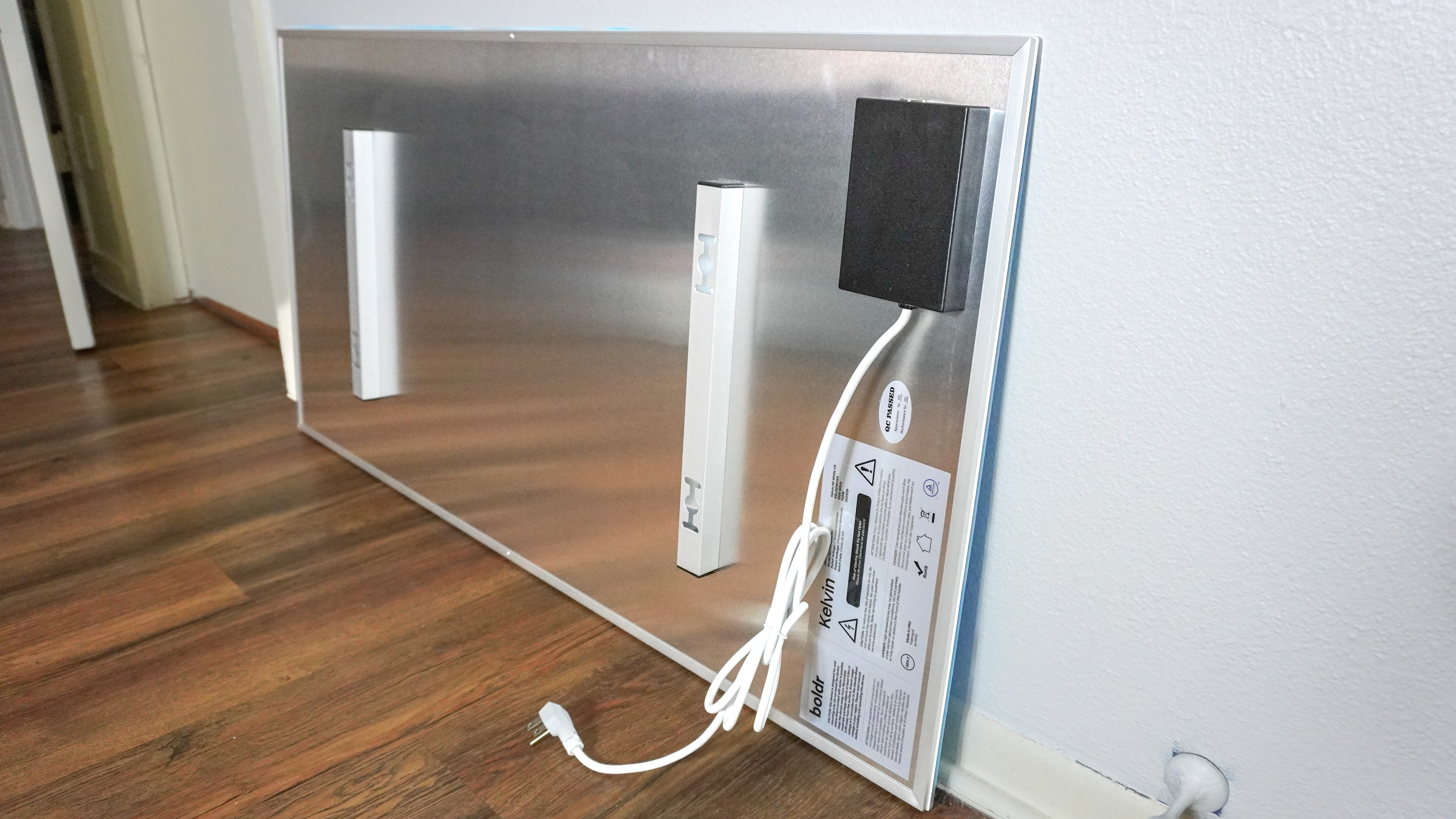 Η πίσω πλευρά του καλοριφέρ υπερύθρων Boldr Kelvin δείχνει τις οπές στερέωσης και το τροφοδοτικό