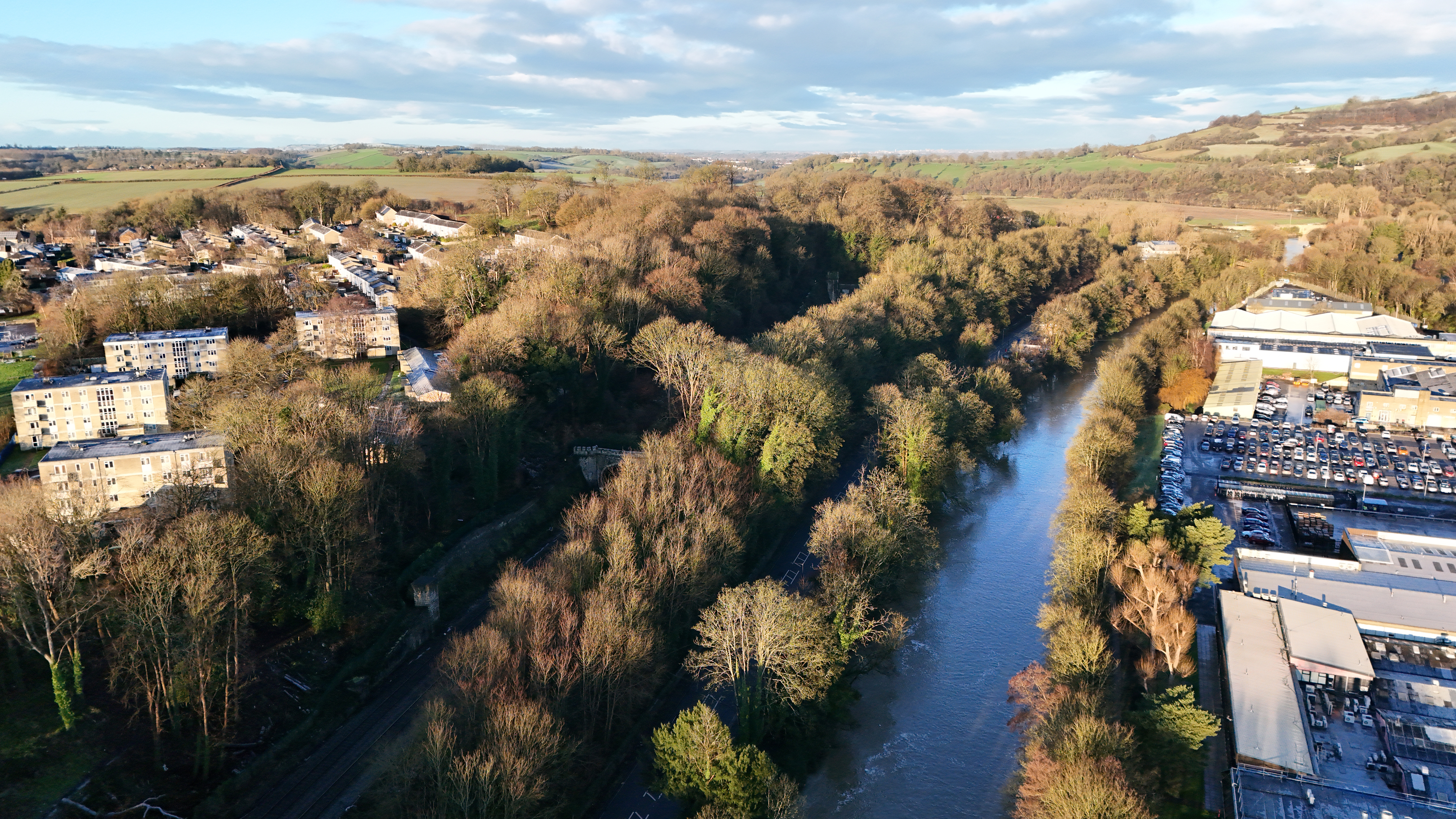 Μια φωτογραφία ενός ποταμού που τραβήχτηκε σε drone DJI Flip