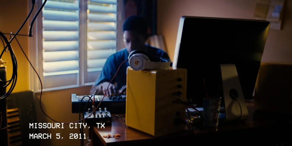 Στη νέα διαφήμιση του Powerbeats Fit πρωταγωνιστεί ένας ανήλικος Travis Scott