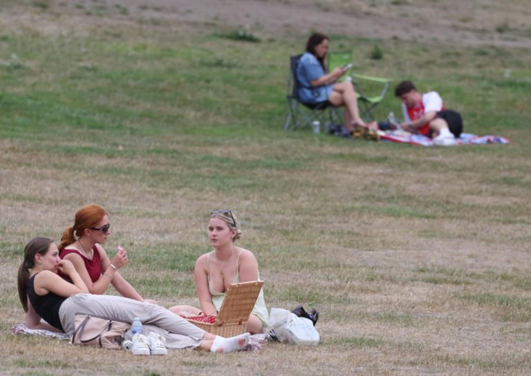 Σοκ και Δέος: Η Βρετανία Σημειώνει την Πιο Καυτή Χρονιά στην Ιστορία της με Θερμοκρασίες που Ξεπερνούν τους 10 Βαθμούς! Σοκ και Δέος: Η Βρετανία Σημειώνει την Πιο Καυτή Χρονιά στην Ιστορία της με Θερμοκρασίες που Ξεπερνούν τους 10 Βαθμούς!