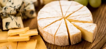 Μπρι, τσένταρ και άλλα τυριά υψηλής περιεκτικότητας σε λιπαρά συνδέονται με χαμηλότερο κίνδυνο άνοιας Μπρι, τσένταρ και άλλα τυριά υψηλής περιεκτικότητας σε λιπαρά συνδέονται με χαμηλότερο κίνδυνο άνοιας