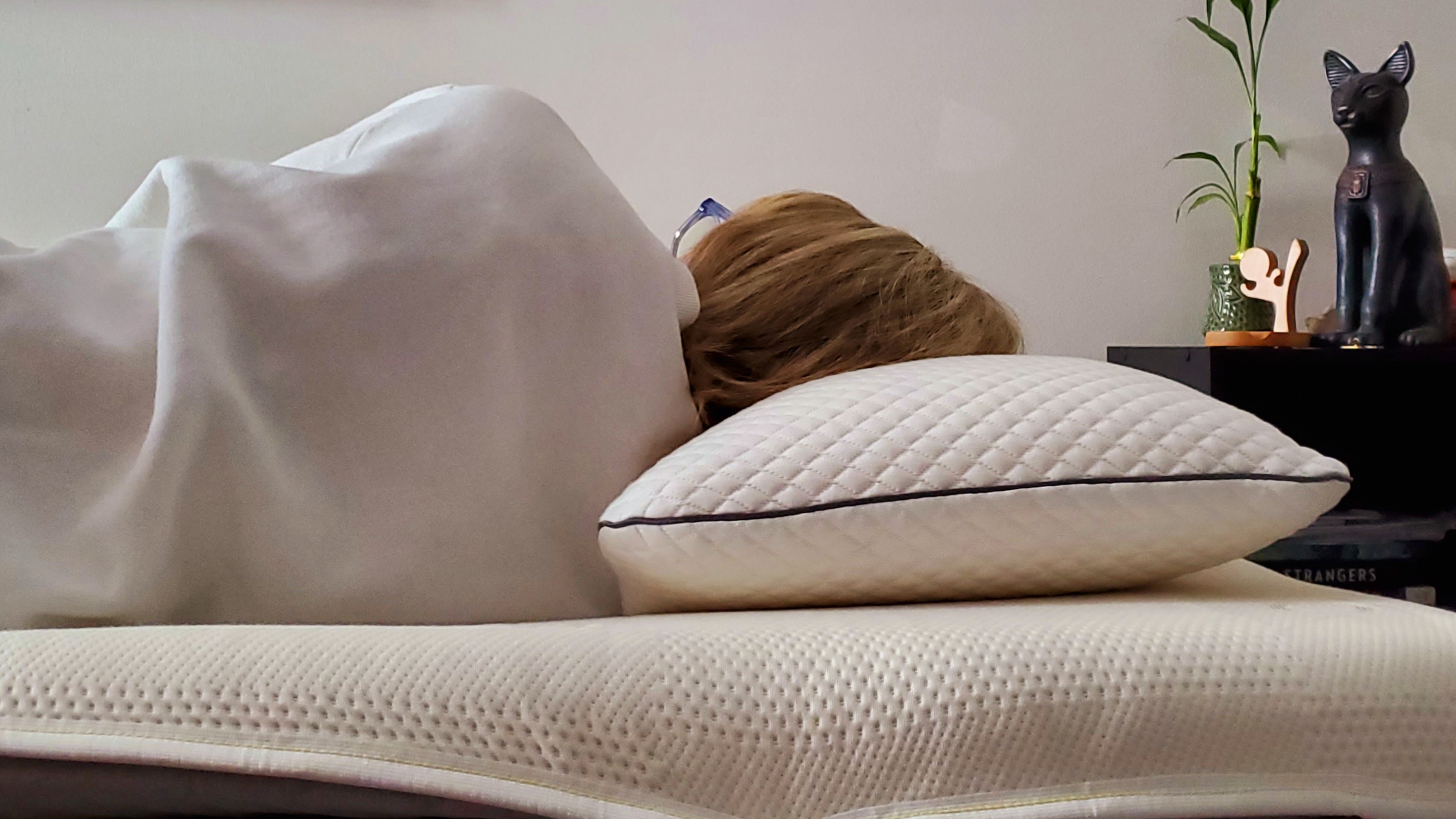 «Ανακάλυψε τη Σύγκρουση: Γραφίτης ή Αφρός Υψηλής Πυκνότητας; Ποιο Κάλυμμα Στρώματος Saatva Είναι το Απόλυτο για Πλευρικούς Στρωτήρες;» Η κύρια κριτική μας, η Alison, παίρνει έναν υπνάκο στο πλευρό της για να δοκιμάσει την άνεση ψύξης του Saatva Graphite Mattress Topper