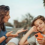 «Ανησυχείτε που τα παιδιά σας κολλάνε στις οθόνες; Δείτε 5 ΣΚΟΠΟΥΣ που θα αλλάξουν τα πάντα!»