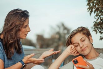 «Ανησυχείτε που τα παιδιά σας κολλάνε στις οθόνες; Δείτε 5 ΣΚΟΠΟΥΣ που θα αλλάξουν τα πάντα!»