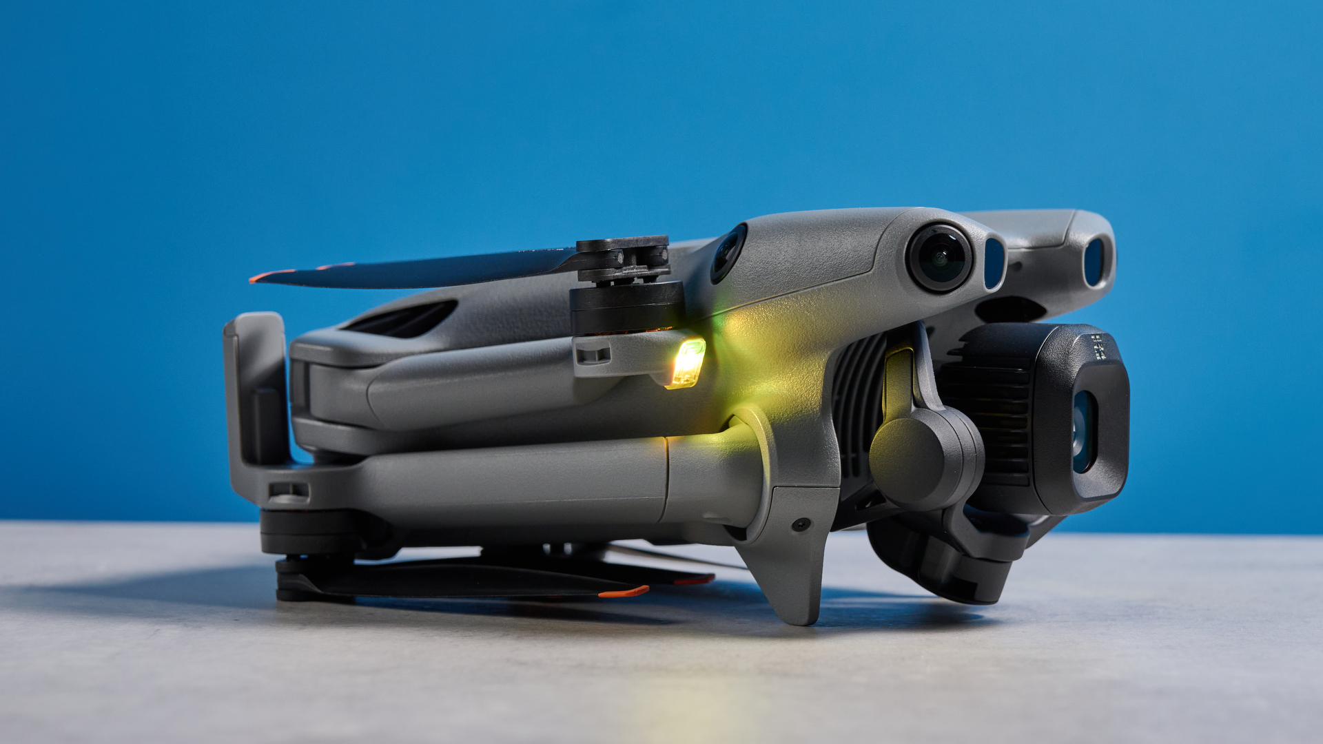 Ένα σκούρο γκρι drone DJI Mini 5 Pro