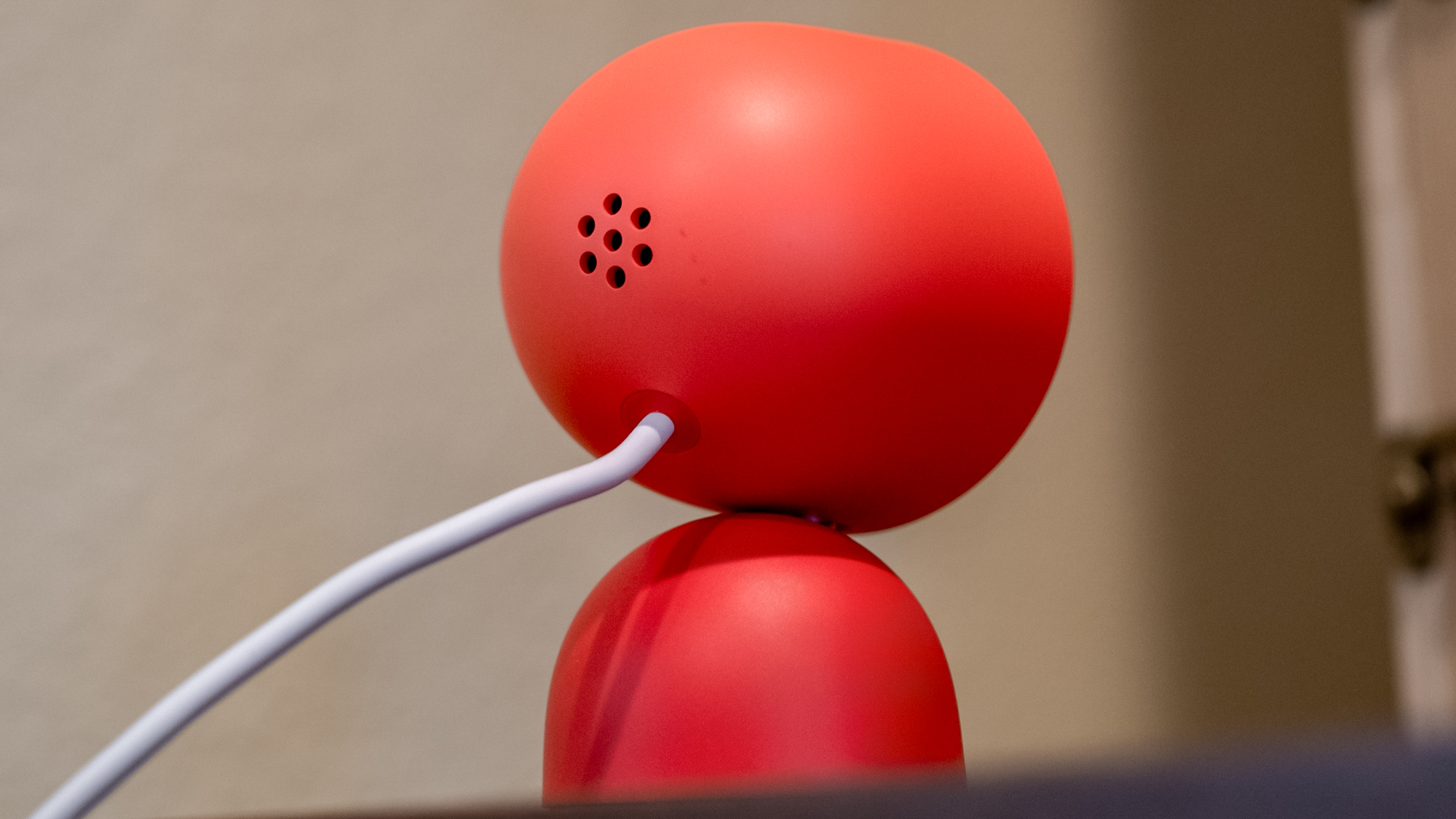 Απίστευτος Έλεγχος Σπιτιού: Ανακαλύψαμε την Google Nest Cam Indoor (Wired, 3ης Γενιάς) - Ιδού τι βρήκαμε! Google Nest Doorbell (wired, 3rd gen) on a shelf