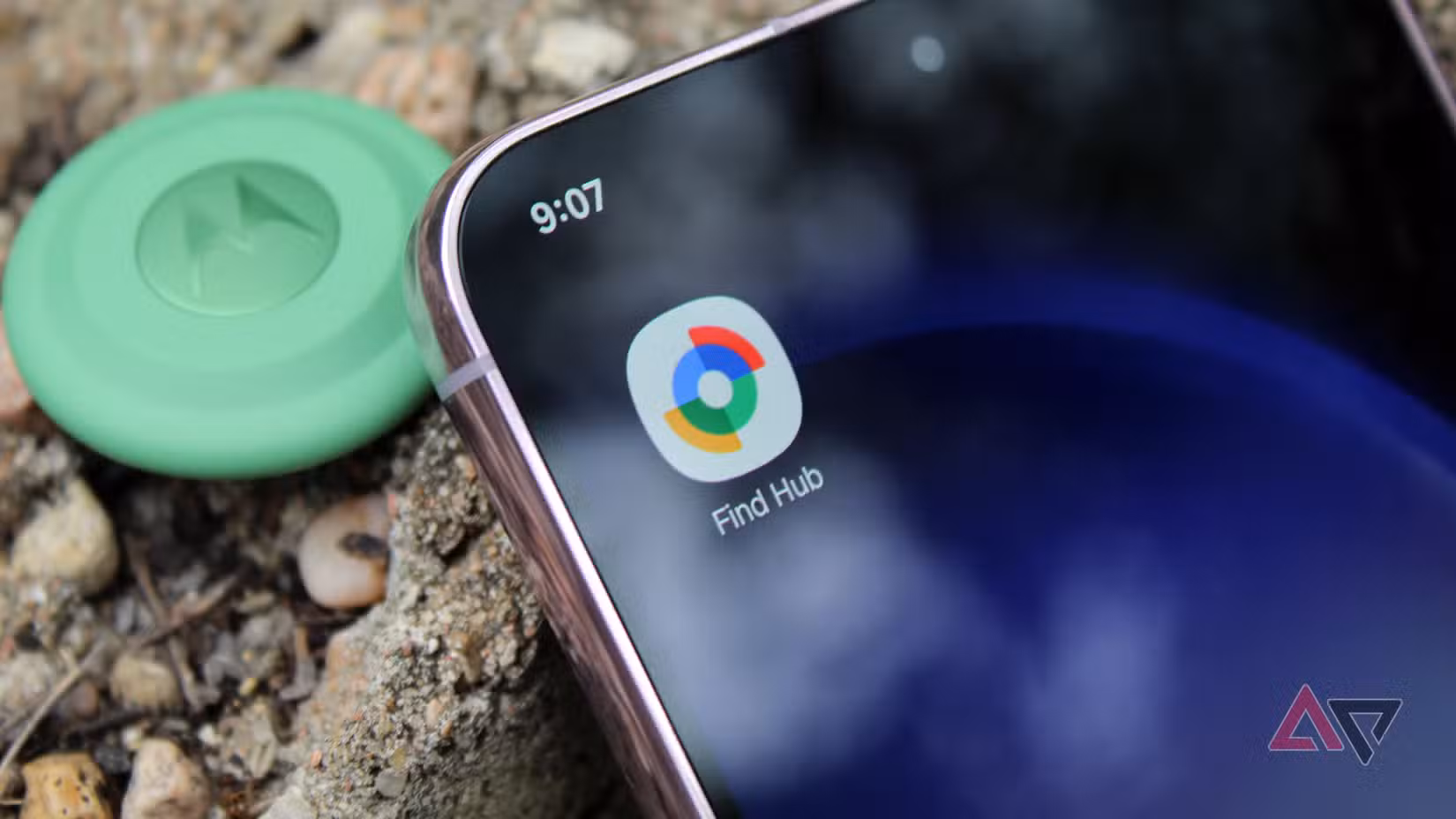Το AirDrop στο Pixel είναι ωραίο, αλλά δεν είναι το χαρακτηριστικό που πραγματικά θέλω Η εφαρμογή Find Hub στην αρχική οθόνη ενός τηλεφώνου ενώ η συσκευή βρίσκεται δίπλα σε ένα Moto Tag που κάθεται σε έναν βράχο.