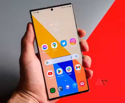 Η αγορά μιας παλαιότερης ναυαρχίδας ήταν κάποτε λάθος — όχι πια Samsung Galaxy S23 ultra στο χέρι με την αρχική οθόνη