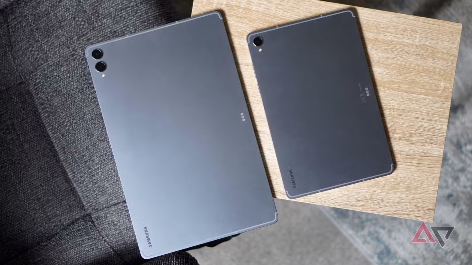 Το πίσω μέρος των Samsung Galaxy Tab S11 και Galaxy Tab S11 Ultra