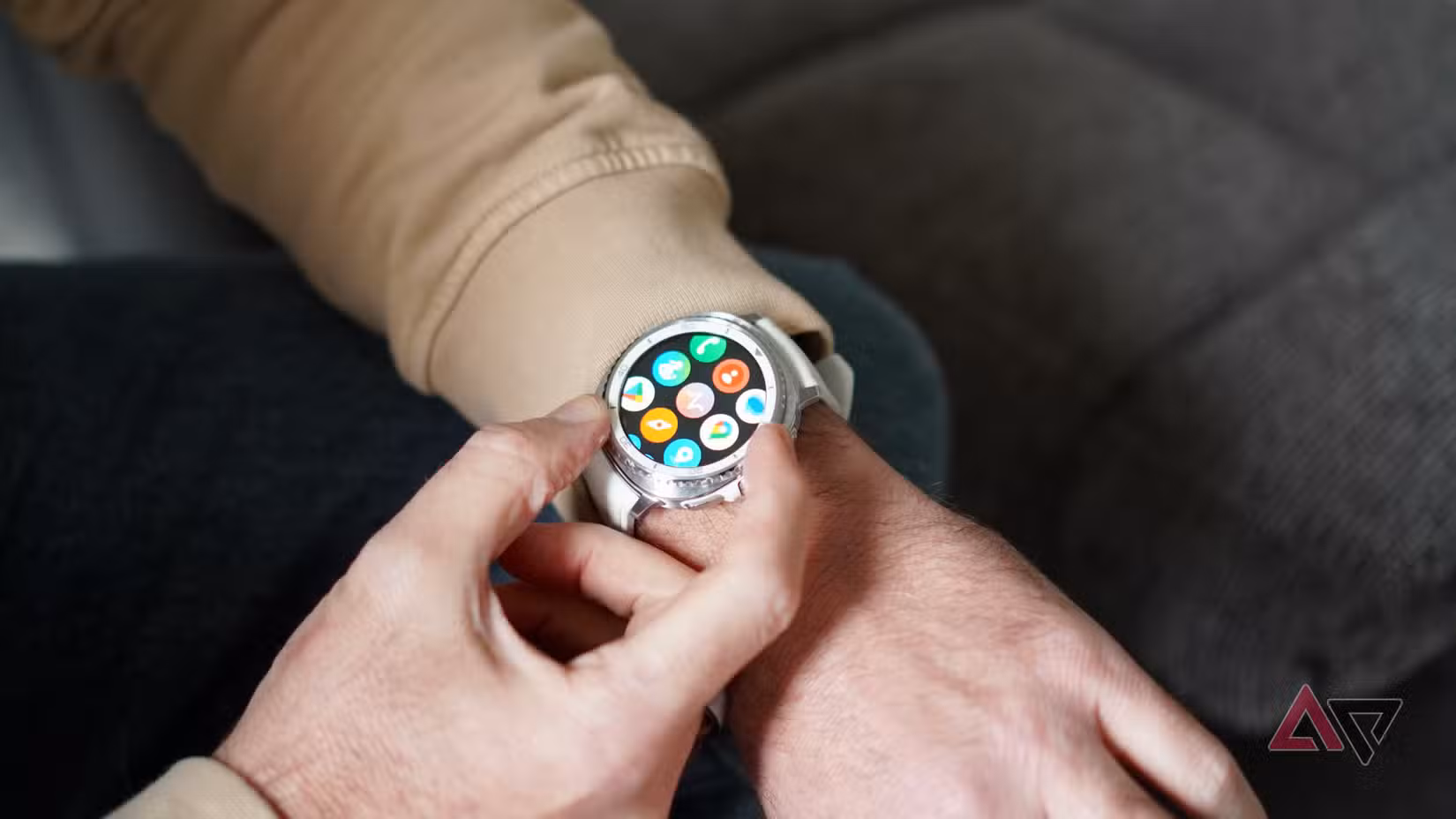 Ένα άτομο που φορά το Samsung Galaxy Watch 8 Classic