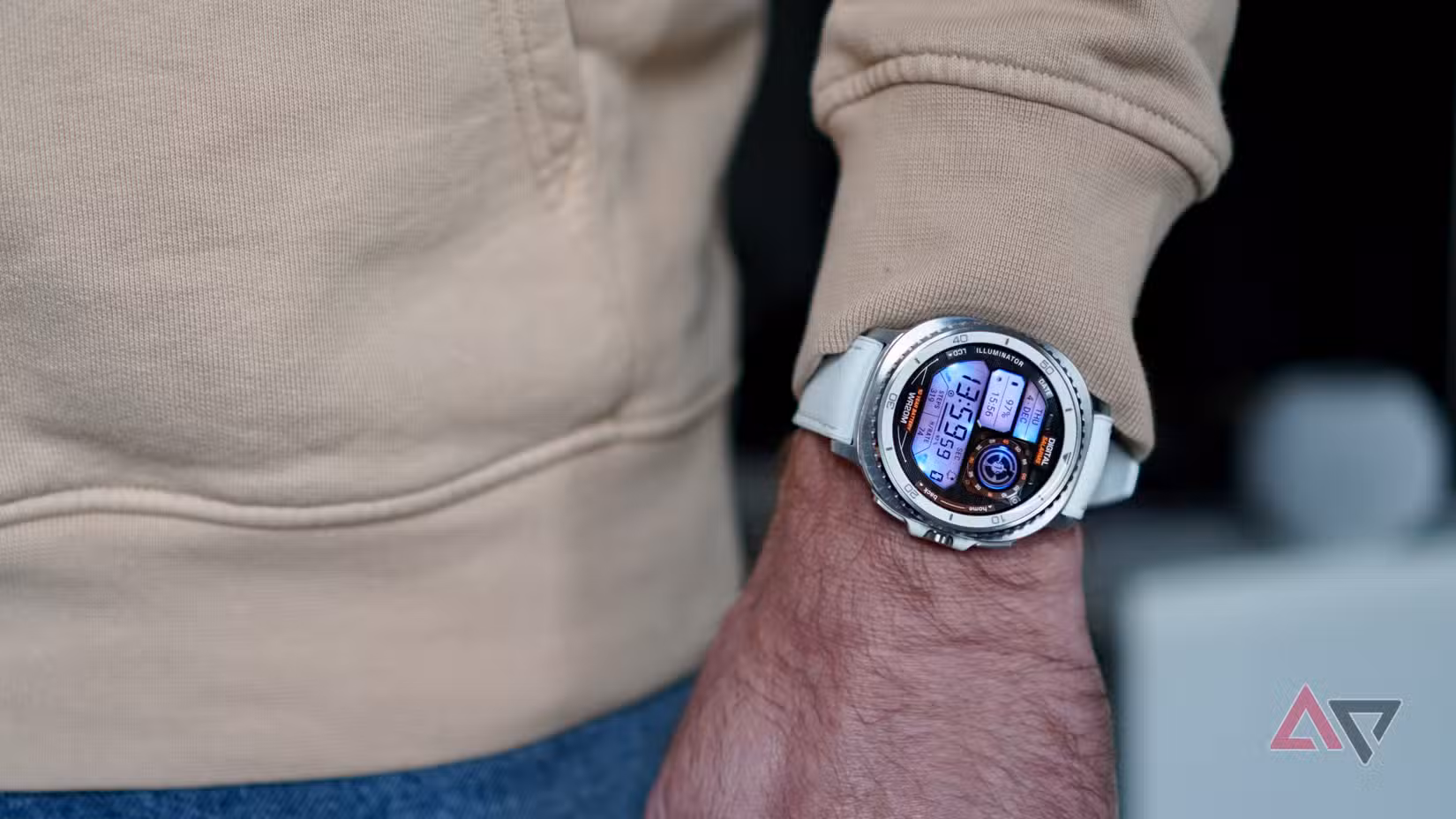 Ένα άτομο που φορά το Samsung Galaxy Watch 8 Classic