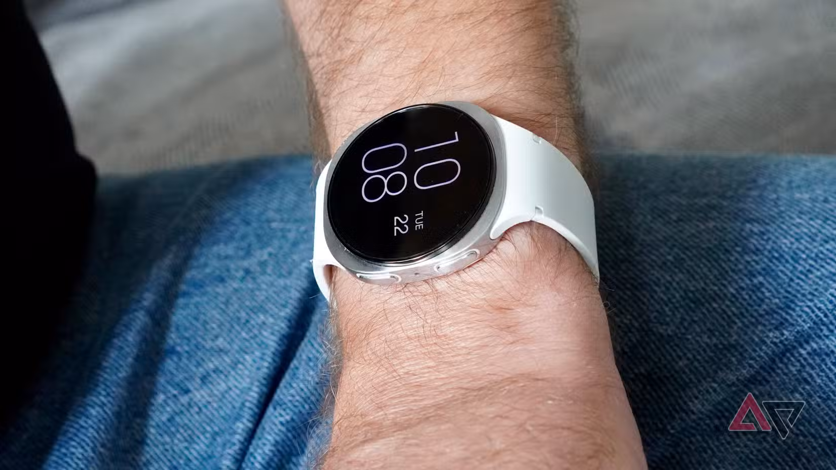 Ένα άτομο που φορά το Samsung Galaxy Watch 8