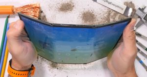 «Ανατρεπτικά Αποτελέσματα: Τι Αποκαλύπτει το Τεστ Αντοχής του Τριπλά Αναδιπλούμενου Smartphone!»