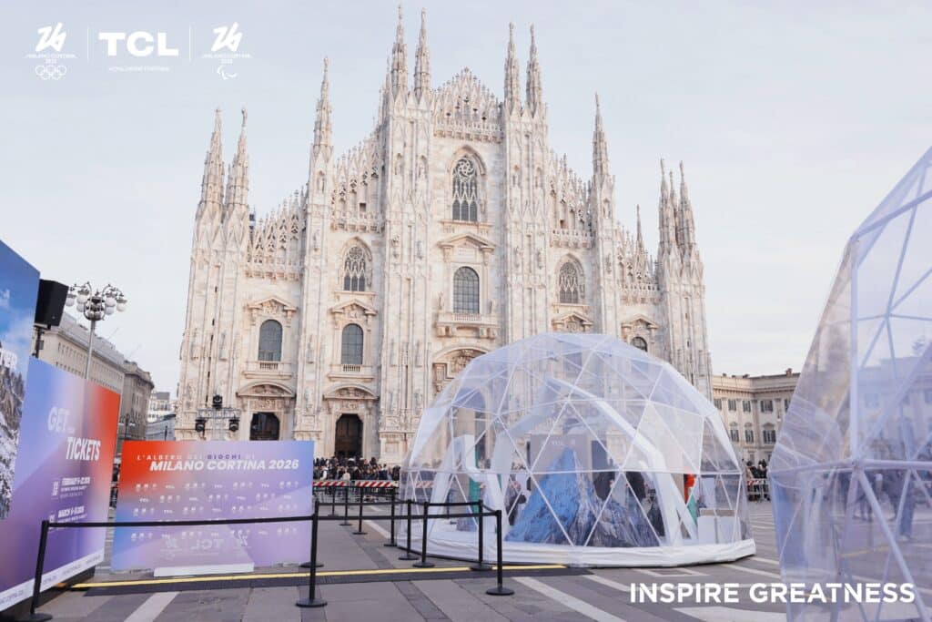 TCL άναψε το Χριστουγεννιάτικο δέντρο του Μιλάνου και παρουσίασε κορυφαία TVs όπως την X11 — και δημιούργησε Winter Wonderland με tech-εμπειρία TCL άναψε το Χριστουγεννιάτικο δέντρο του Μιλάνου και παρουσίασε κορυφαία TVs όπως την X11 — και δημιούργησε Winter Wonderland με tech-εμπειρία