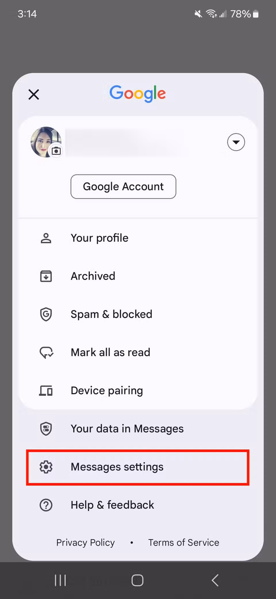 Πώς να μάθετε αν κάποιος διαβάζει τα μηνύματα κειμένου σας στο Android Κόκκινο ορθογώνιο που επισημαίνει τις ρυθμίσεις των μηνυμάτων στο προφίλ του λογαριασμού σας Google