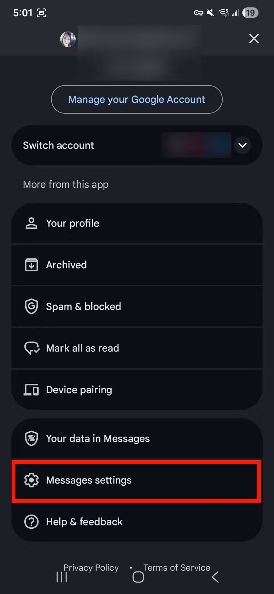 Κόκκινο ορθογώνιο περίγραμμα που επισημαίνει τις ρυθμίσεις Μηνυμάτων στην εφαρμογή Μηνύματα Google