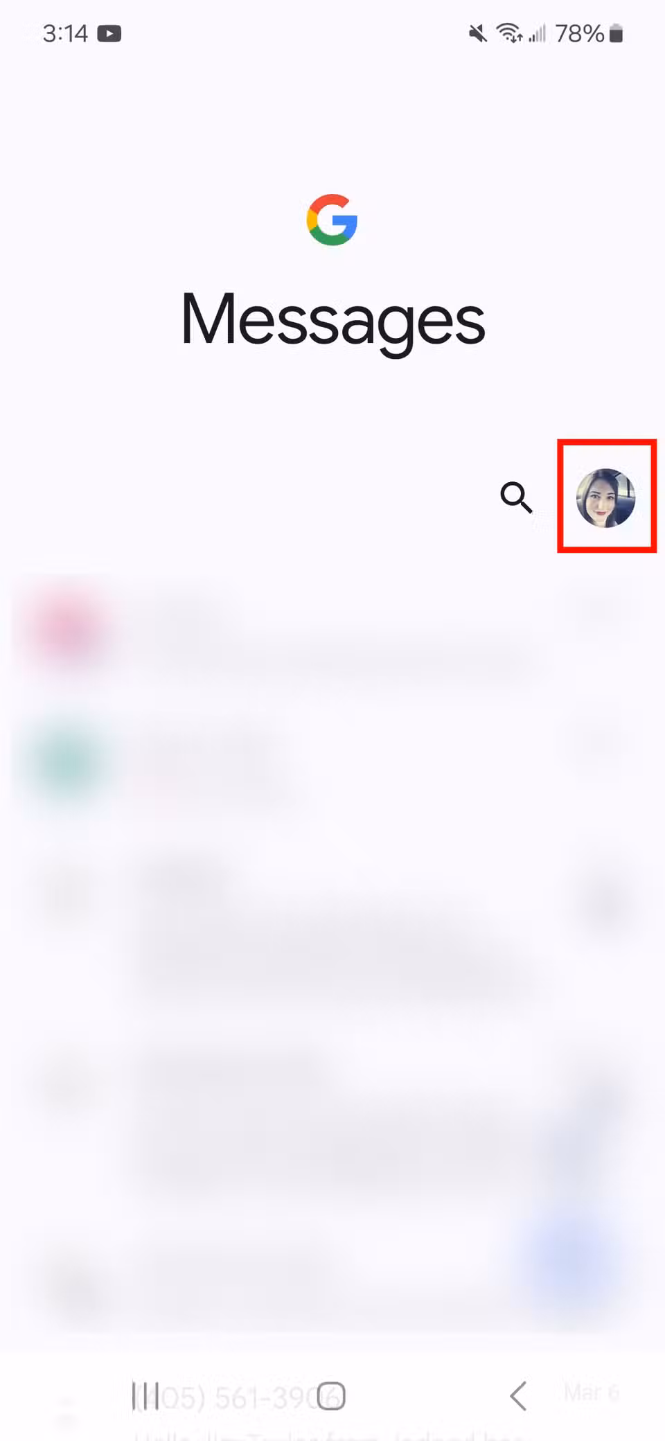 Πώς να μάθετε αν κάποιος διαβάζει τα μηνύματα κειμένου σας στο Android Κόκκινο ορθογώνιο που επισημαίνει την εικόνα του λογαριασμού στην εφαρμογή Μηνύματα Google
